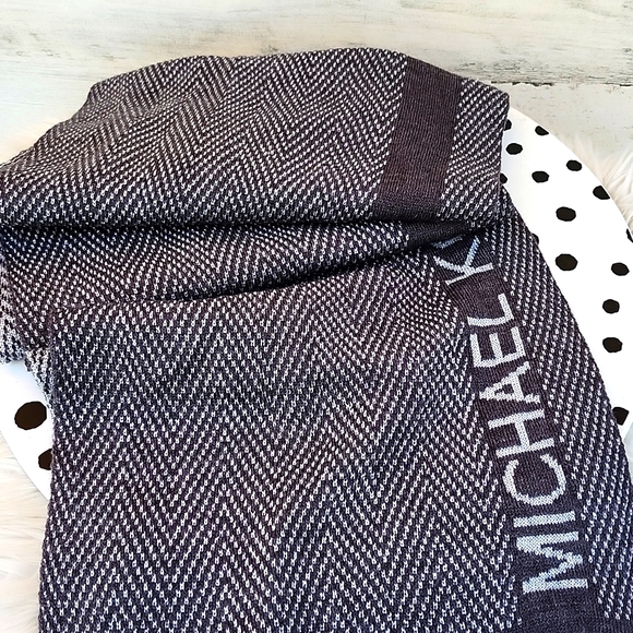 EUC MICHAEL KORS METALLIC SCARF - Picture 5 of 5
